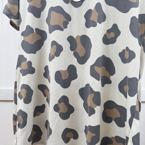 Heimish USA Women's Large Leopard Print Keyhole V-Neck Short Sleeve Tunic Top - Picture 4 of 6